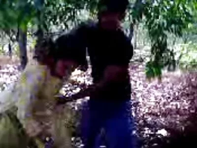 Bắt giữ tuổi teen tóc sex gái xinh nhật bản đỏ nhận fucked trên một giường